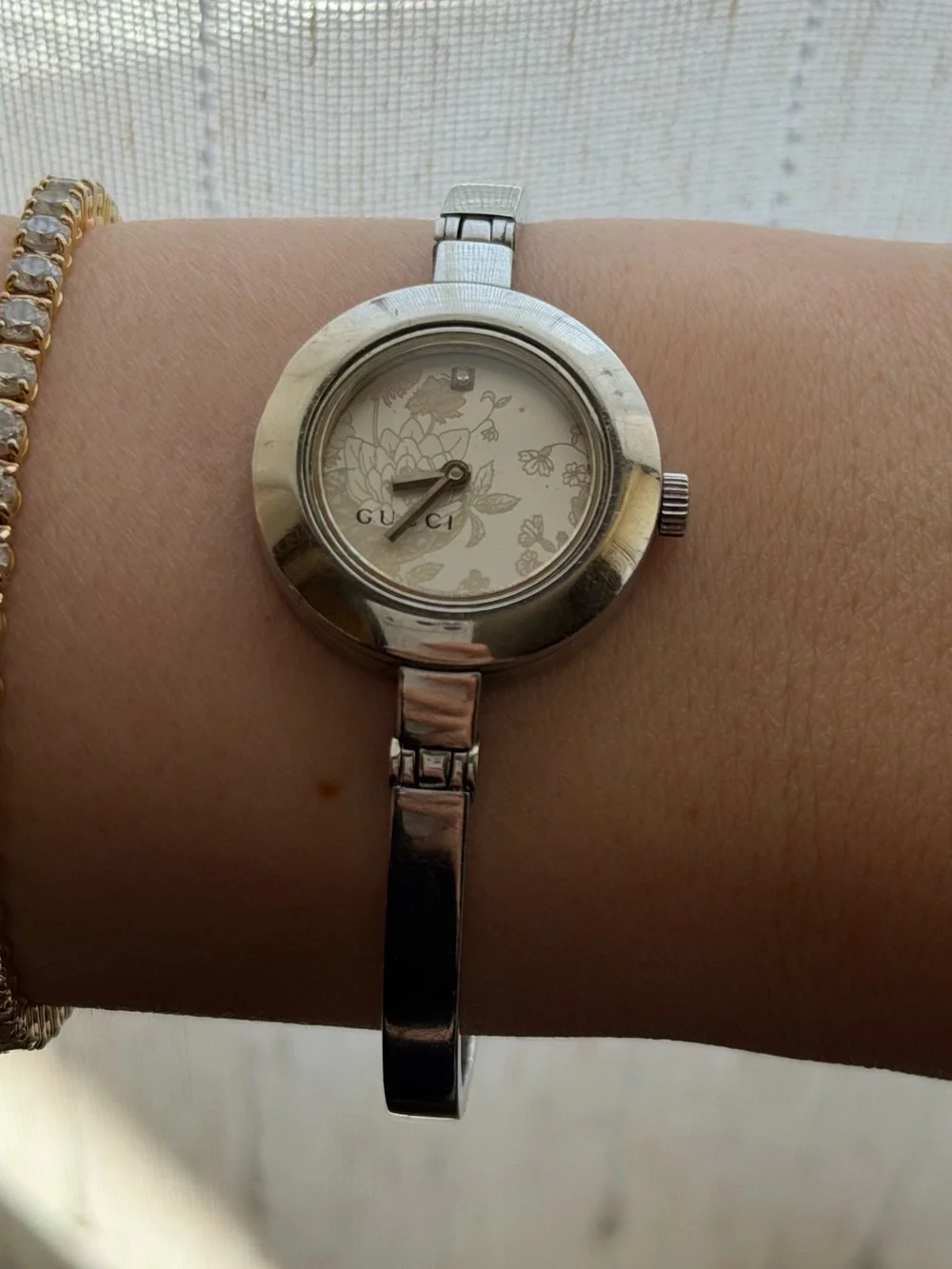 Vintage Gucci 105 Silver Floral Dial 1P Diamond women’s watch